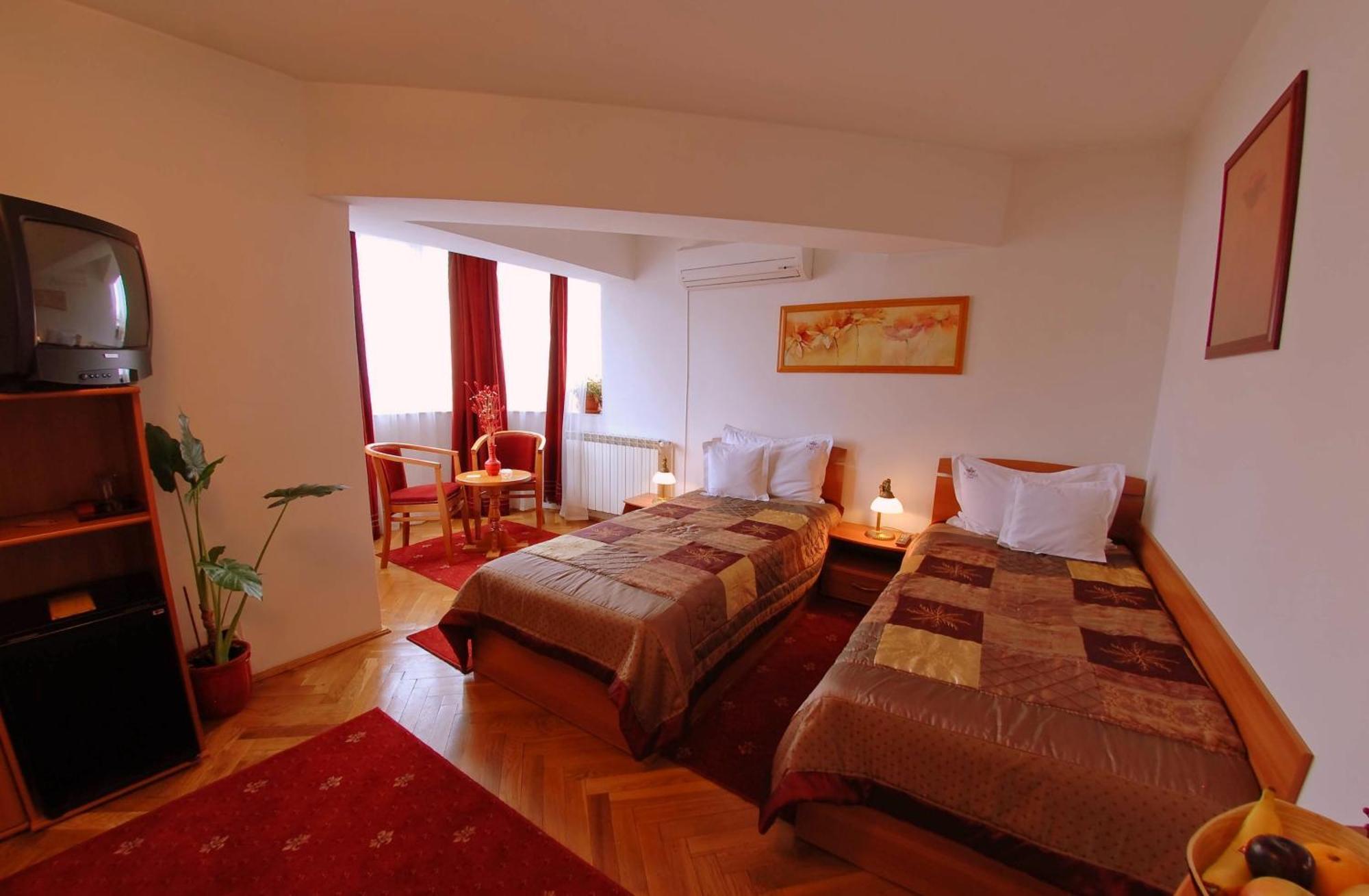 Villa-Hotel Escala Kluž Exteriér fotografie